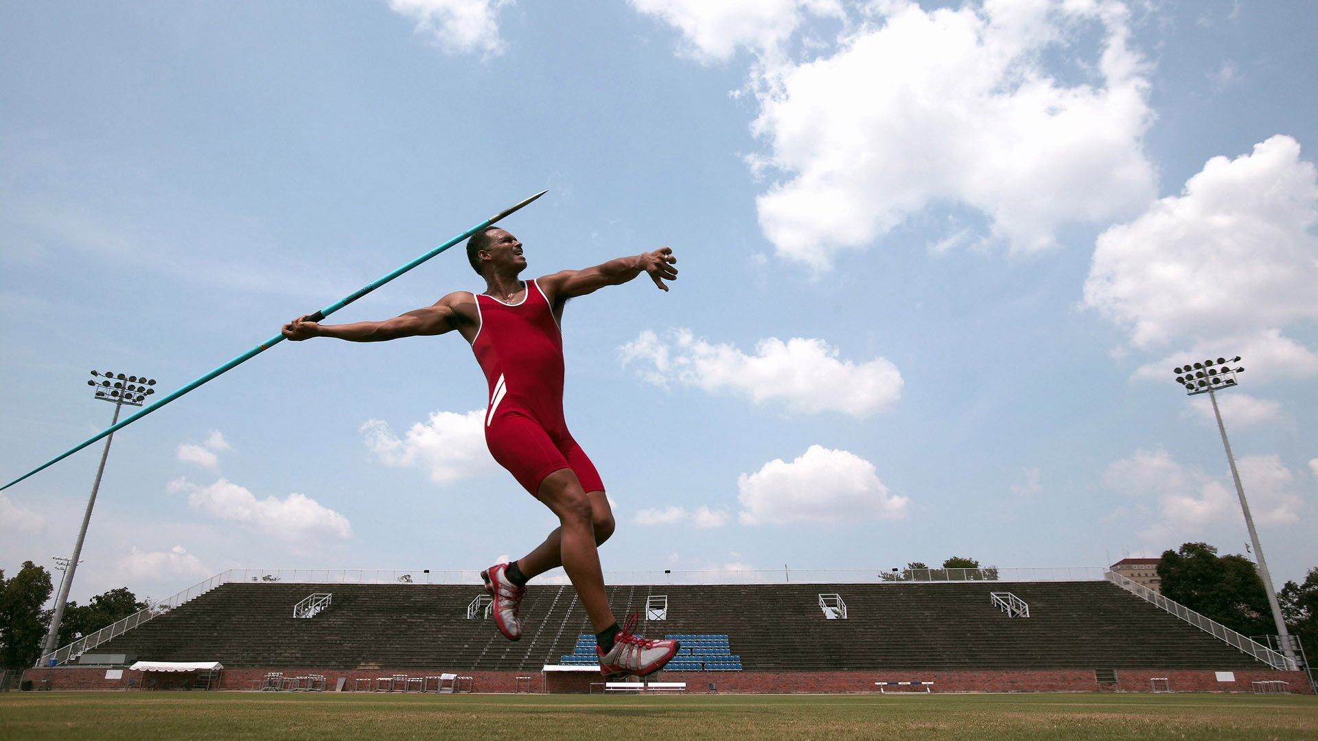 _城市天际线越野：穿越建筑群的极速挑战_，城市天际线穿过铁路